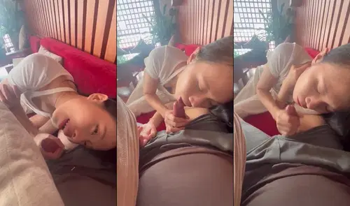 Cô bé phục vụ cà phê quỳ gối bú cu khách hàng một cách hứng khởi, vừa liếm vừa cười rạng rỡ đầy quyến rũ trước ống kính.